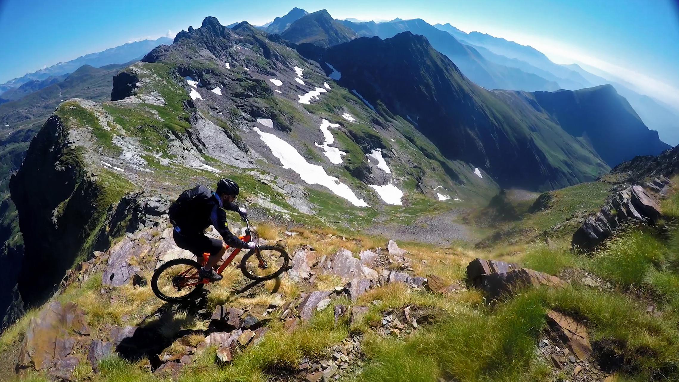 Belfry & Spa By Ligne St Barth Lourdes Eksteriør billede A mountain biker in the Pyrenees