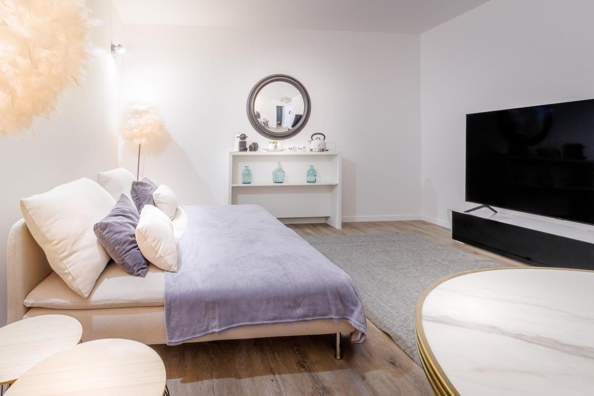 Belfry & Spa By Ligne St Barth Lourdes Værelse billede A bedroom with a television